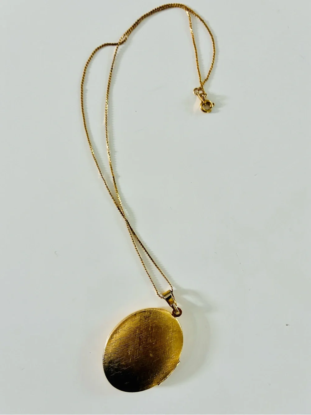 VTG Classic Gold Oval Engraved Photo Locket and Necklace Included
